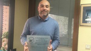 El Club Piragüismo Cuenca con Carácter entrega una placa a Luis Garijo  de la Confederación Hidrográfica del Júcar