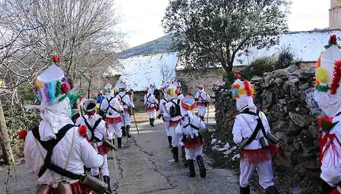 Este sábado, botargas y mascaritas esparcirán buenos augurios en el Carnaval de Almiruete