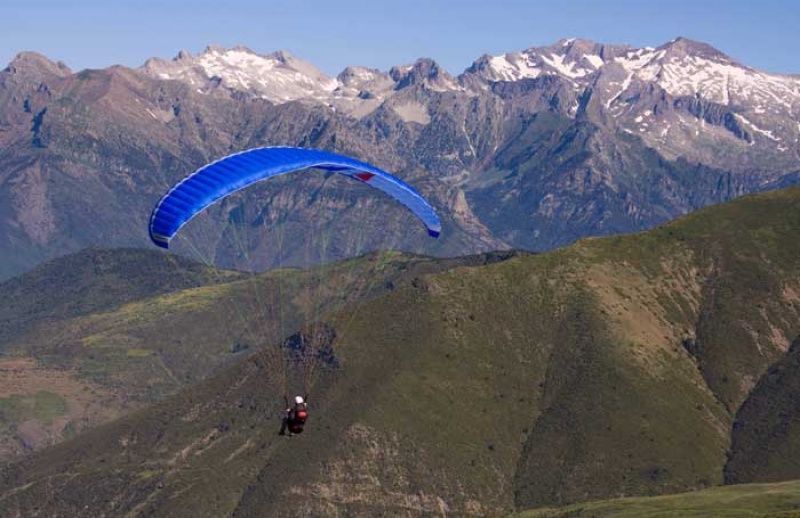 Fallece un hombre al caer contra unas rocas cuando practicaba parapente en Alarilla