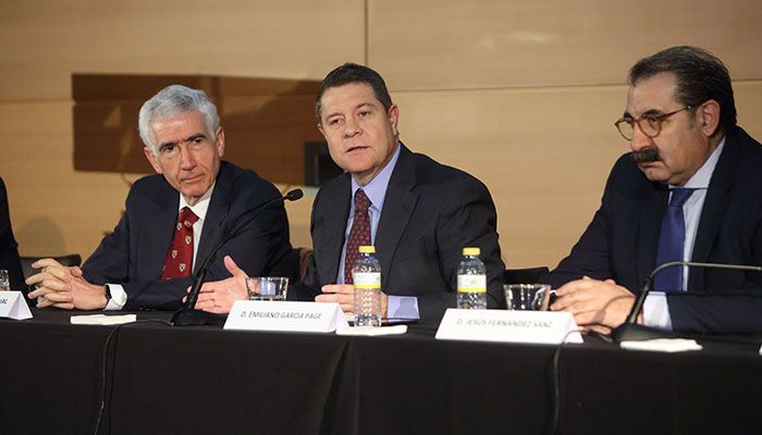 García-Page participa en una conferencia de prensa con alumnos de Periodismo