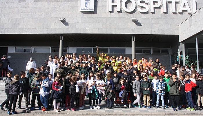 La Asociación Sonrisas despliega a las Fuerzas y Cuerpos de Seguridad en el Hospital de Cuenca para acercar su labor a los más pequeños