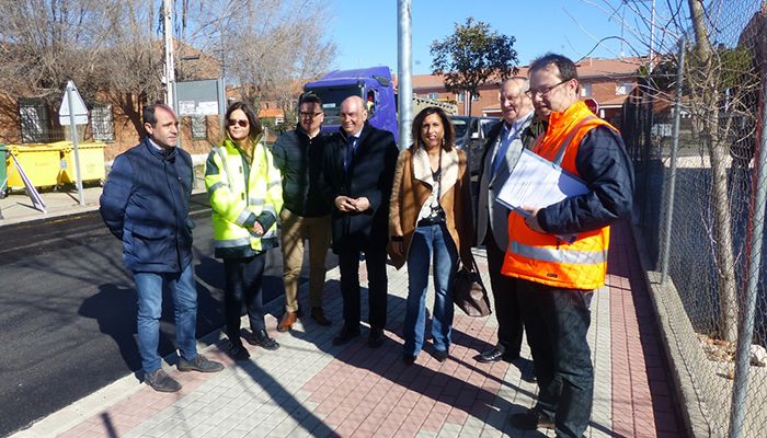 Latre visita en El Casar las obras de mejora de una de las carreteras con más densidad de tráfico de la provincia