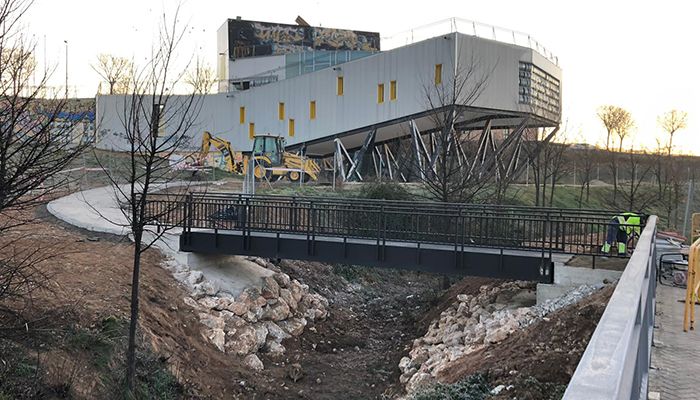 Los jóvenes de Cabanillas serán los encargados de inaugurar la nueva pasarela peatonal sobre el arroyo
