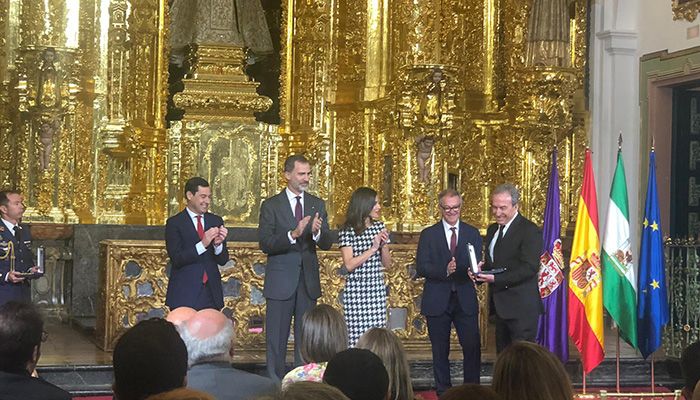 Mariscal felicita a José Luis Perales por la concesión de la Medalla de Oro al Mérito en las Bellas Artes