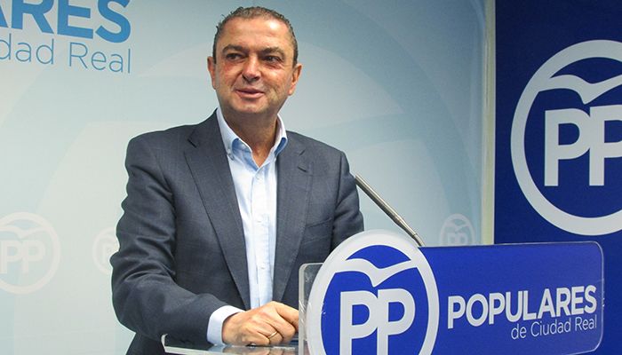 Martín-Toledano asegura que los intereses personales de Page y Sánchez no coinciden y que abren una brecha en el PSOE