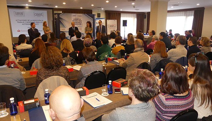 Más de cien empresarios se informan de la campaña de la inspección de trabajo y de las últimas novedades para autónomos