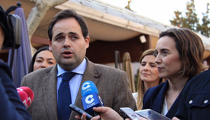 Núñez se compromete a trabajar para que el transporte interurbano gestionado por la Junta sea accesible para personas con discapacidad