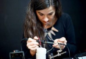 Ainara LeGardon presenta en el Museo Francisco Sobrino la performance sonora Ecosistemas sonoros piensan, aprenden