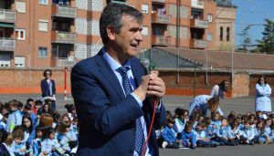 Antonio Román conoce las actividades organizadas por el colegio Maristas Champagnat dentro de su Semana Solidaria