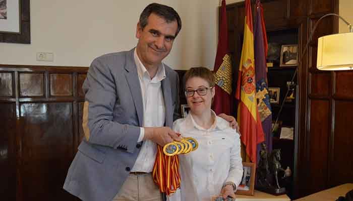 Antonio Román felicita a la nadadora Marta Martínez por sus últimos triunfos