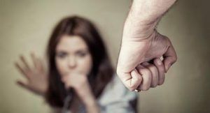 Detenido por echar del domicilio familiar a su esposa y a un hijo de 3 años de edad