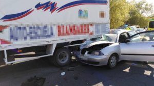 Dos heridos en una aparatosa colisión entre un coche y un camión en Tarancón