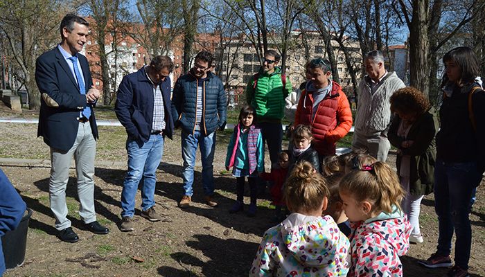 El alcalde de Guadalajara participa en una nueva plantación de árboles promovida por el Ayuntamiento