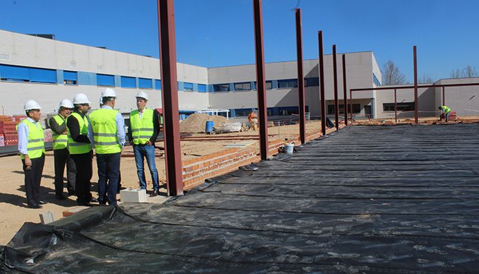 El alumnado del colegio Parque de La Muñeca de Guadalajara decidirá el acabado exterior que tendrá el gimnasio
