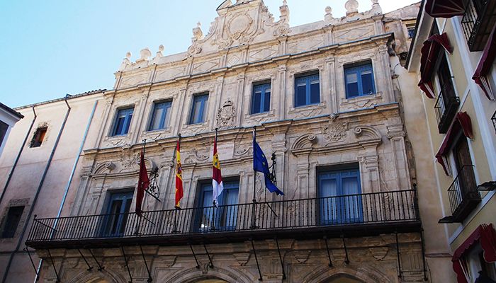 El Ayuntamiento de Cuenca acoge la reunión previa a la entrega de los Premios de la Asociación de Ciudades de la Cerámica