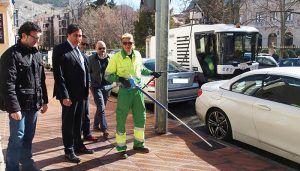 El Ayuntamiento de Cuenca refuerza la limpieza con una barredora con pértigas de alta presión y una baldeadora de 290.000 euros