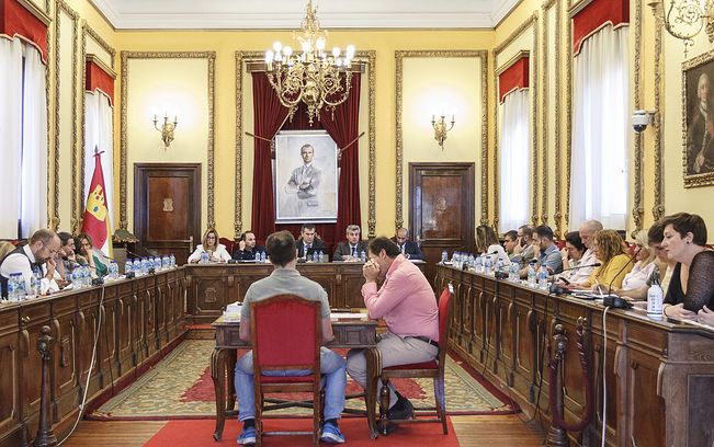 El Ayuntamiento de Guadalajara aprueba conceder Medallas de Oro de la Ciudad para los miembros de la Legislatura Constituyente y los alcaldes democráticos de Guadalajara