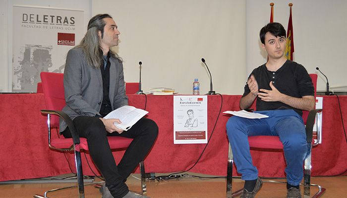 El dramaturgo Álvaro Tato traslada a los estudiantes de la Facultad de Letras su amor por la profesión escénica