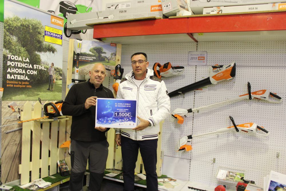Óscar Luis Clemente realiza las compras del premio de 1.500 euros del doble doble de navidad