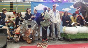 Jurasic Guada gana el Concurso Infantil de Disfraces de Guadalajara al grupo de mñas de tres personas