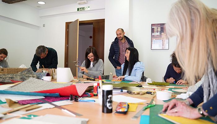 Jóvenes artistas se acercan en Cuenca a la milenaria tradición de la encuadernación japonesa