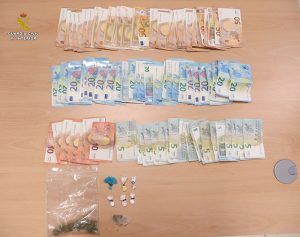 La Guardia Civil detiene a una persona por tráfico de drogas durante la fiesta de los años 60 en Tarancón