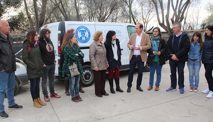 La Junta facilita a la asociación La Camada el traslado de animales con la financiación de un vehículo para su transporte