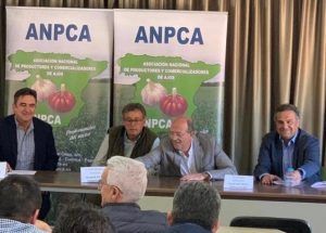 La Junta reconoce la contribución de la ANCPA en la defensa y protección del sector del ajo como cultivo social