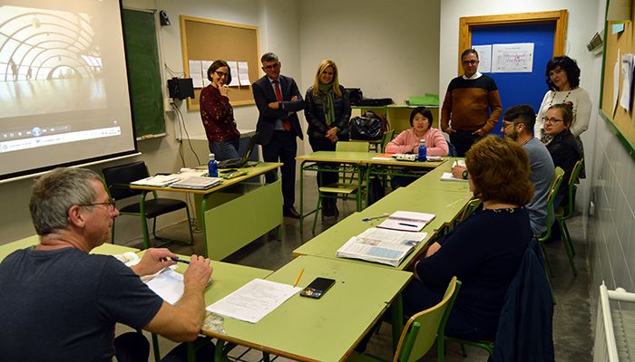 La Junta valora la trayectoria de la Escuela Oficial de Idiomas ´Sebastián de Covarrubias´ a lo largo de sus 33 años de existencia