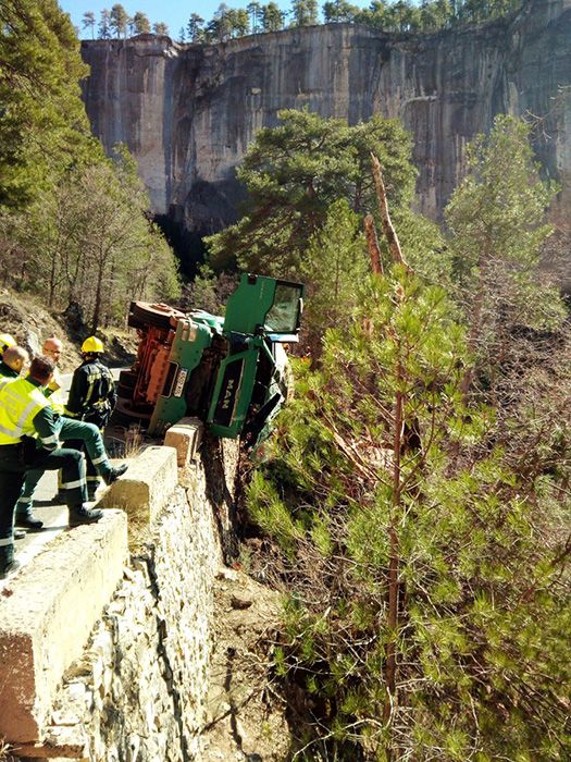 Los bomberos de la Diputación de Cuenca denuncian que la falta de medios comprometió la vida del camionero rescatado en Beteta 3 Los bomberos de la Diputación de Cuenca denuncian que la falta de medios comprometió la vida del camionero rescatado en Cuenca