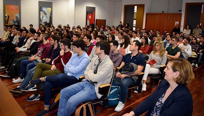 Los universitarios buscan en las Fuerzas Armadas una salida profesional a sus estudios