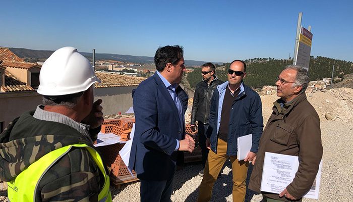 Mariscal comprueba el avance de las obras de rehabilitación de los restos de la Muralla del Alcázar