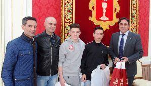 Mariscal felicita a Manuel Arce y Álvaro Huelves por su éxito en el Campeonato de España de Wu-Shu