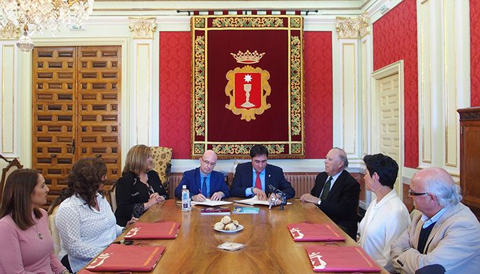 Mariscal firma el convenio con la Academia de Cultura Gastronómica para promocionar la gastronomía conquense