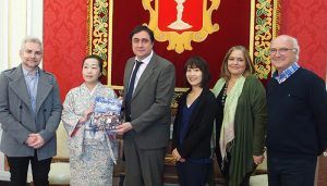 Mariscal recibe a la profesora de la Universidad de Estudios Extranjeros de Kioto, Reiko Tateiwa