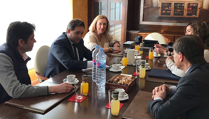 Núñez ofrece más participación a los farmacéuticos en la toma de decisiones del sistema público de salud de Castilla-La Mancha