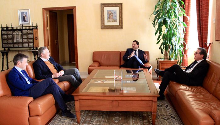 Núñez plantea la puesta en marcha de un plan para garantizar la inserción directa de los jóvenes en el mercado laboral en colaboración con la UCLM