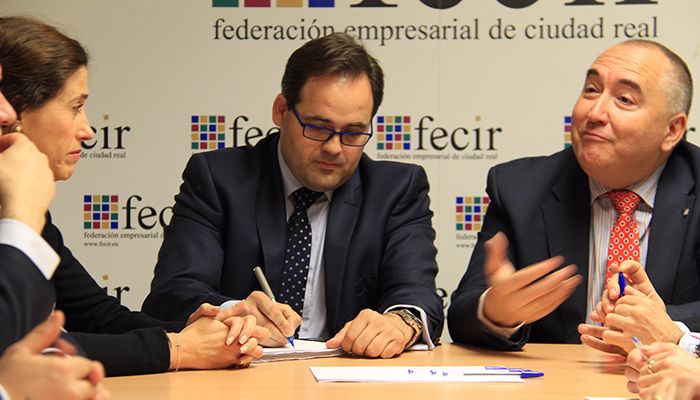 Núñez se compromete a simplificar la burocracia para que se pueda poner en marcha un negocio en un plazo de cinco días