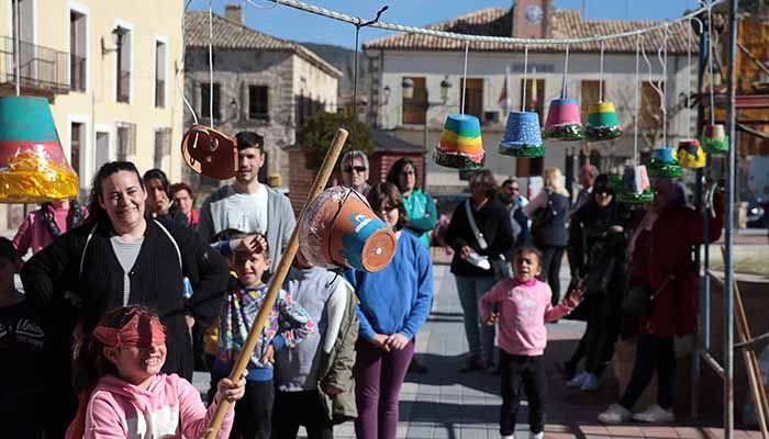 Pareja celebra el Jueves Lardero con sus tradicionales pucheros