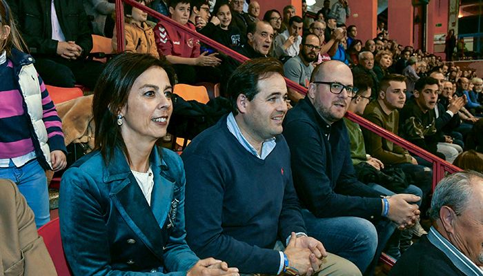 Paño Núñez asiste junto a Luz Moya al derbi entre el Liberbank Cuenca y el Quabit Gadalajara