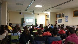 Pedro Solís charla con los alumnos del IES Ana María Matute de Cabanillas