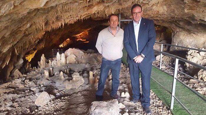 Prieto comprueba el desarrollo de la tercera actuación de la Diputación de Cuenca en la Cueva del Estrecho de Villares del Saz