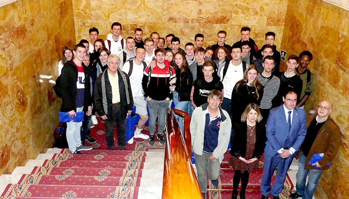 Prieto subraya ante alumnos del Lycée Carnot el potencial del sector forestal como clave para el desarrollo del territorio