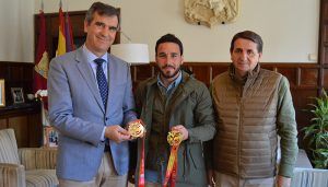 Román felicita a Emilio Mínguez por sus últimos triunfos en el Campeonato de España de Kenpo