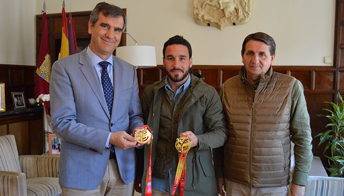 Román felicita a Emilio Mínguez por sus últimos triunfos en el Campeonato de España de Kenpo
