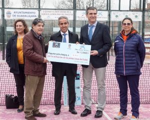 Román hace entrega de cheques benéficos a Cáritas y a la Asociación Española contra el Cáncer