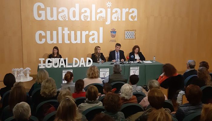Román “No debemos permitir que se presente a la mujer como frágil e inerme. Debemos luchar por la igualdad efectiva entre hombre y mujer”