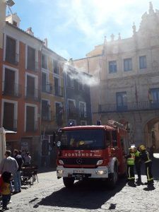 Un incendio en el bar Mangana de Cuenca se salda con seis afectados leves por inhalación de humo