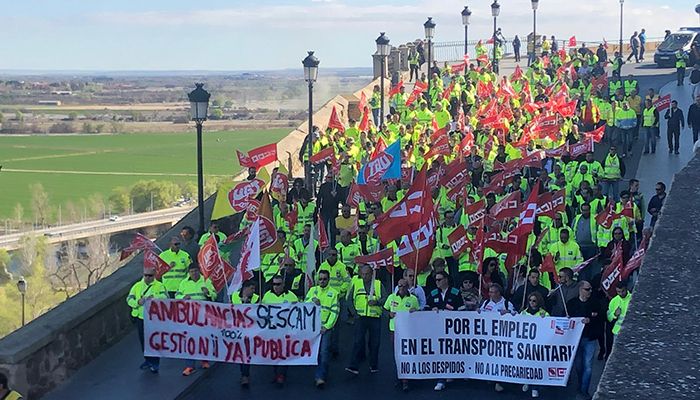 Unos 300 trabajadores de las ambulancias de C-LM se manifiestan en Toledo ante el bloqueo del convenio