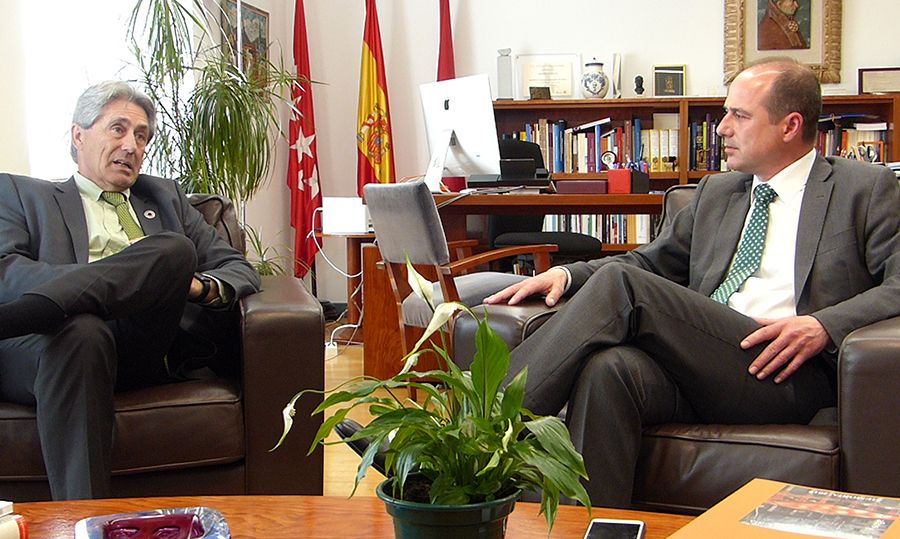 Alberto Rojo comparte con el rector de la UAH los proyectos que ha diseñado para adaptar el entorno urbano del Campus